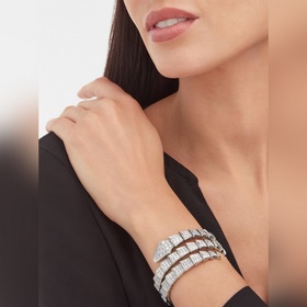 -Фотография витрины, фотография на руке -BVLGARI Трехслойный брас