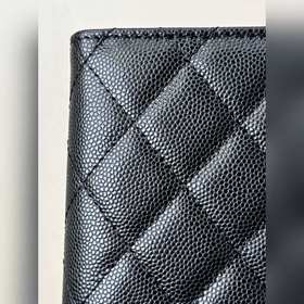 CHANEL 96066 Кожа с узором «икра», верхний слой, четкая текстура,