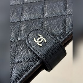 CHANEL 96066 Кожа с узором «икра», верхний слой, четкая текстура,