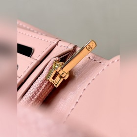 CHANEL 96066 Розовый с шариковым узором Нежно-розовый цвет являет