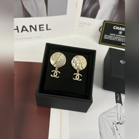 Chanel Серьги с круглым гравированным подвесом в форме двойной бу