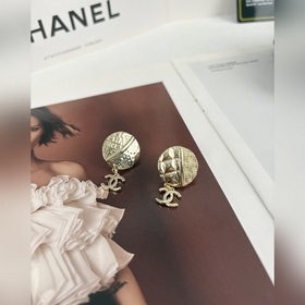 Chanel Серьги с круглым гравированным подвесом в форме двойной бу
