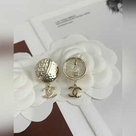Chanel Серьги с круглым гравированным подвесом в форме двойной бу