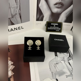 Chanel Серьги с круглым гравированным подвесом в форме двойной бу