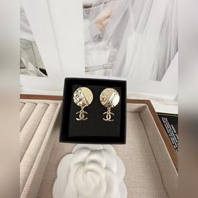 Chanel Серьги с круглым гравированным подвесом в форме двойной бу