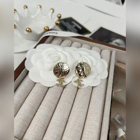 Chanel Серьги с круглым гравированным подвесом в форме двойной бу