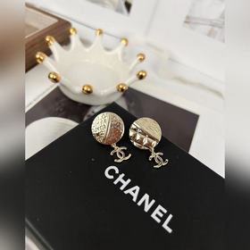 Chanel Серьги с круглым гравированным подвесом в форме двойной бу