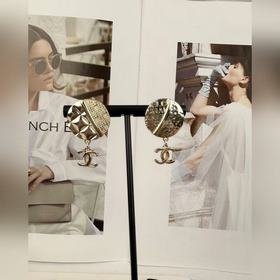 Chanel Серьги с круглым гравированным подвесом в форме двойной бу