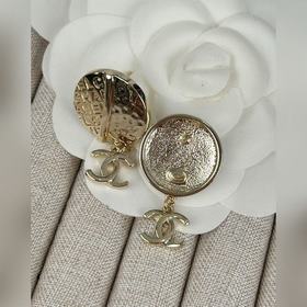 Chanel Серьги с круглым гравированным подвесом в форме двойной бу
