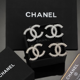 Серебряные серьги Chanel с классическим двойным логотипом. Эти се