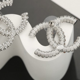 Серебряные серьги Chanel с классическим двойным логотипом. Эти се