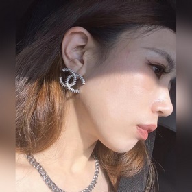 Серебряные серьги Chanel с классическим двойным логотипом. Эти се