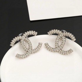 Серебряные серьги Chanel с классическим двойным логотипом. Эти се