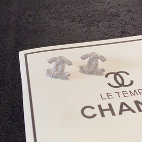 Chanel инкрустированные бриллиантами маленькие серьги-гвоздики. О