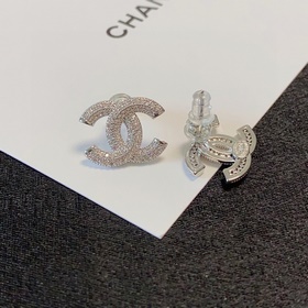 Chanel инкрустированные бриллиантами маленькие серьги-гвоздики. О