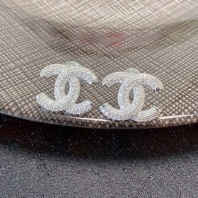 Chanel инкрустированные бриллиантами маленькие серьги-гвоздики. О