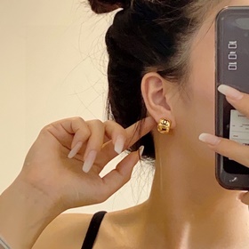 Chanel Новые серьги Chanel с двойной буквой C. Эти серьги можно