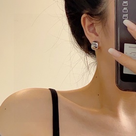 Chanel Новые серьги Chanel с двойной буквой C. Эти серьги можно