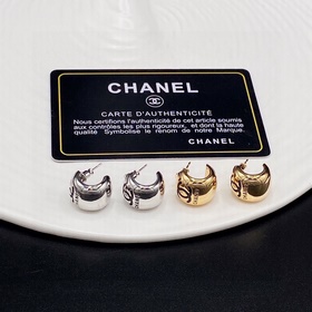 Chanel Новые серьги Chanel с двойной буквой C. Эти серьги можно