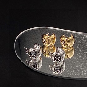 Chanel Новые серьги Chanel с двойной буквой C. Эти серьги можно 