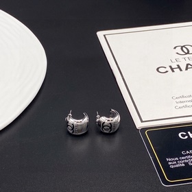 Chanel Новые серьги Chanel с двойной буквой C. Эти серьги можно 