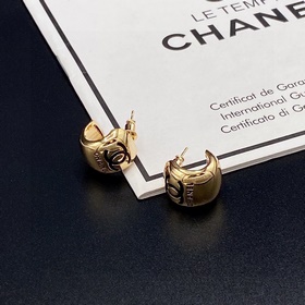 Chanel Новые серьги Chanel с двойной буквой C. Эти серьги можно 