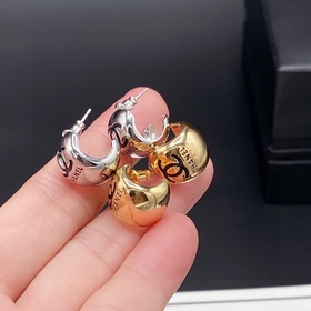 Chanel Новые серьги Chanel с двойной буквой C. Эти серьги можно 