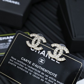 Chanel — серьги с двойным C, полностью инкрустированные бриллиант