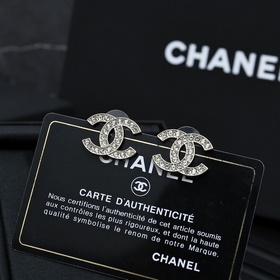 Chanel — серьги с двойным C, полностью инкрустированные бриллиант