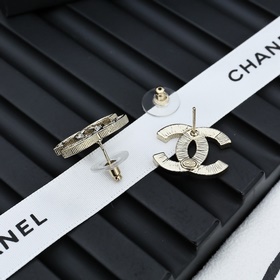 Chanel — серьги с двойным C, полностью инкрустированные бриллиант