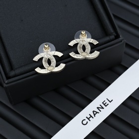 Chanel — серьги с двойным C, полностью инкрустированные бриллиант