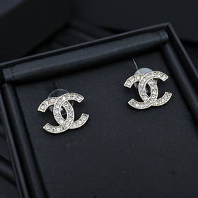 Chanel — серьги с двойным C, полностью инкрустированные бриллиант