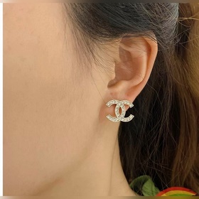 Chanel — серьги с двойным C, полностью инкрустированные бриллиант