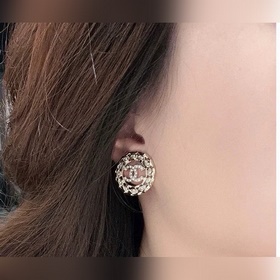[Chanel прозрачные серьги-гвоздики в форме волн] Невероятно попул