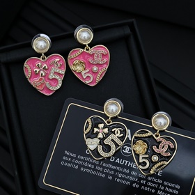 Серьги Chanel с эмалью в форме сердца сочетают в себе классически