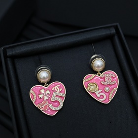 Серьги Chanel с эмалью в форме сердца сочетают в себе классически
