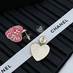 Серьги Chanel с эмалью в форме сердца сочетают в себе классически