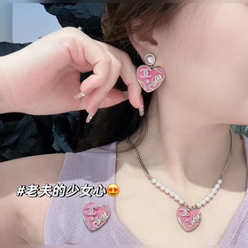 Серьги Chanel с эмалью в форме сердца сочетают в себе классически