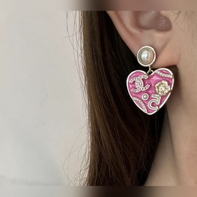 Серьги Chanel с эмалью в форме сердца сочетают в себе классически