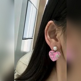 Серьги Chanel с эмалью в форме сердца сочетают в себе классически