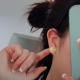 Chanel, цветные серьги-гвоздики, которые можно носить как спереди