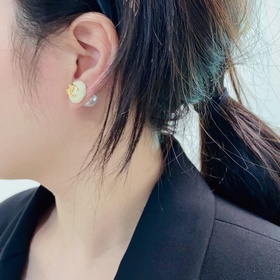 Chanel, цветные серьги-гвоздики, которые можно носить как спереди