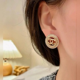 Chanel круглые серьги с двойным C-образным вырезом и бриллиантами