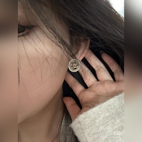Chanel круглые серьги с двойным C-образным вырезом и бриллиантами