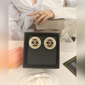 Chanel круглые серьги с двойным C-образным вырезом и бриллиантами