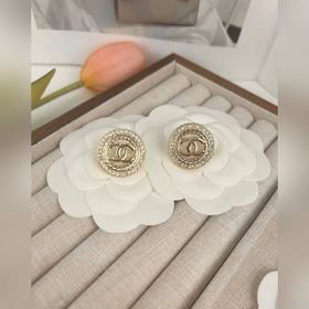 Chanel круглые серьги с двойным C-образным вырезом и бриллиантами