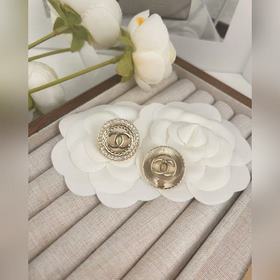 Chanel круглые серьги с двойным C-образным вырезом и бриллиантами