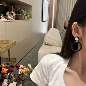 CHANEL Chanel прозрачные серьги-кольца с буквами пользуются больш