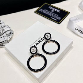 CHANEL Chanel прозрачные серьги-кольца с буквами пользуются больш