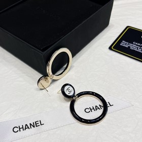 CHANEL Chanel прозрачные серьги-кольца с буквами пользуются больш